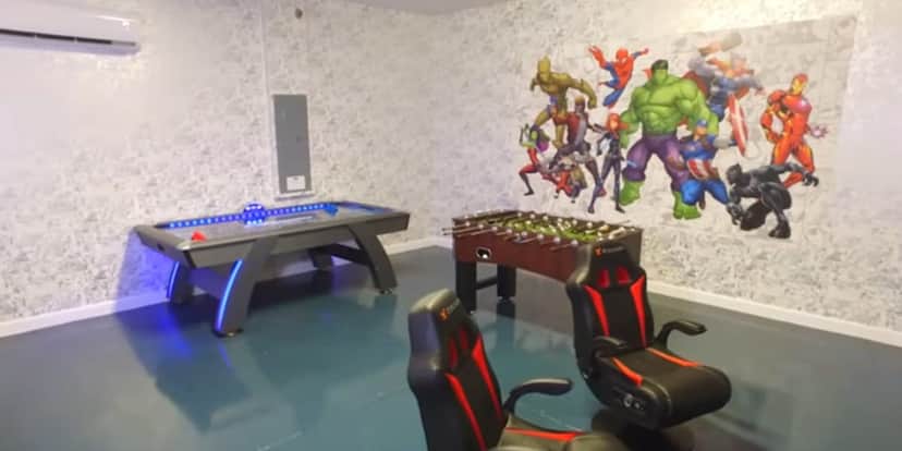 Garagem onde foi feita uma sala de jogos (Reprodução: Youtube/ Jujudicasa) Garagem onde foi feita uma sala de jogos (Reprodução: Youtube/ Jujudicasa)