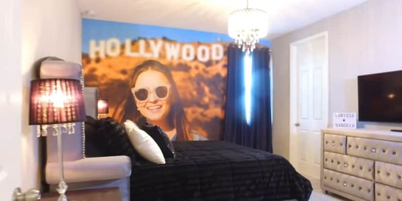 Quarto da atriz da Globo com temática de Hollywood (Reprodução: Youtube/ Jujudicasa) Quarto da atriz da Globo com temática de Hollywood (Reprodução: Youtube/ Jujudicasa)