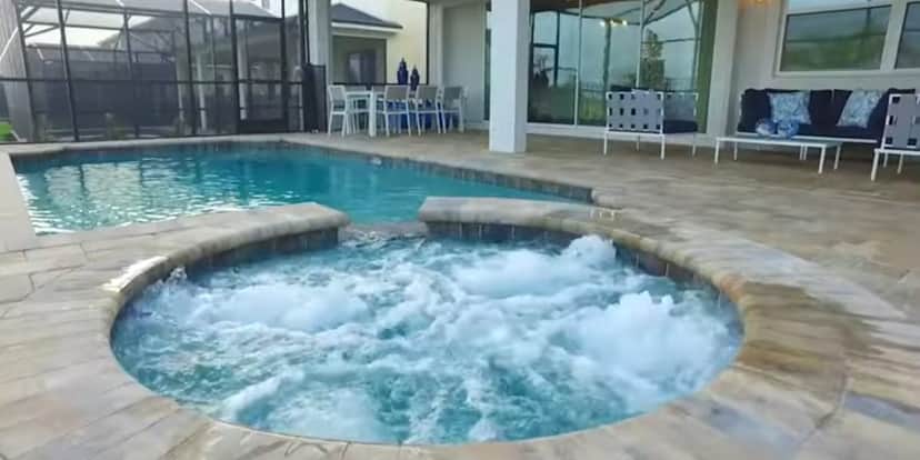 Piscina e jacuzzi absurdos da residência (Reprodução: Youtube/ Jujudicasa) Piscina e jacuzzi absurdos da residência (Reprodução: Youtube/ Jujudicasa)