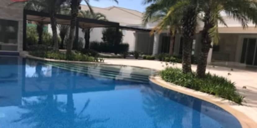 Piscina absurda e hall de entrada da casa (Reprodução: Youtube) Piscina absurda e hall de entrada da casa (Reprodução: Youtube)