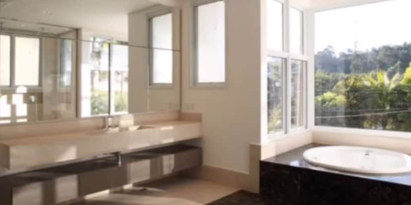 Banheiro com jacuzzi e linda vista (Reprodução: Youtube) Banheiro com jacuzzi e linda vista (Reprodução: Youtube)