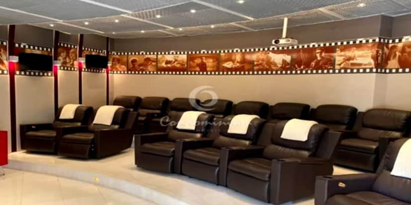 Sala de cinema enorme e aconchegante (Reprodução: Youtube) Sala de cinema enorme e aconchegante (Reprodução: Youtube)