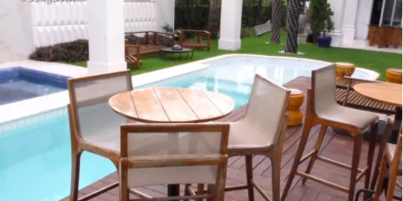 Área de lazer enorme, junto com a área gourmet ao lado da piscina (Reprodução: Youtube) Área de lazer enorme, junto com a área gourmet ao lado da piscina (Reprodução: Youtube)