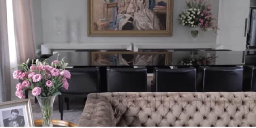 Sala de jantar em ambiente integrado, com uma linda mesa preta (Reprodução: Youtube) Sala de jantar em ambiente integrado, com uma linda mesa preta (Reprodução: Youtube)