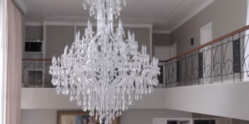Lustre gigante que fica localizado na sala de estar (Reprodução: Youtube) Lustre gigante que fica localizado na sala de estar (Reprodução: Youtube)