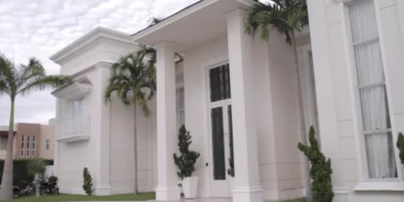 A fachada da mansão parede um verdadeiro palácio (Reprodução: Youtube) A fachada da mansão parede um verdadeiro palácio (Reprodução: Youtube)