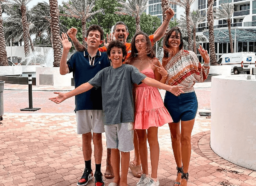 Marcos Mion ao lado da esposa, e dos três filhos (Foto: Reprodução/ Instagram) Marcos Mion ao lado da esposa, e dos três filhos (Foto: Reprodução/ Instagram)