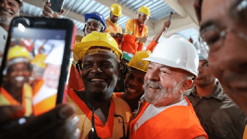 Lula ao lado de trabalhadores (Foto: Reprodução/ Internet) Lula ao lado de trabalhadores (Foto: Reprodução/ Internet)