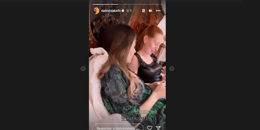 Dado Dolabella mostrou Wanessa Camargo fazendo compras em cama com a amiga (Foto: Reprodução / Instagram) Dado Dolabella mostrou Wanessa Camargo fazendo compras em cama com a amiga (Foto: Reprodução / Instagram)