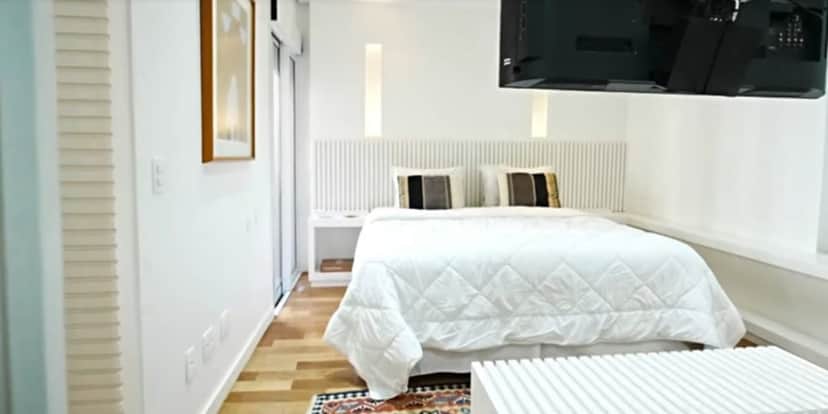 Quarto luxuoso de Patrícia Poeta, com uma cama confortável e muito espaço (Reprodução: Youtube) Quarto luxuoso de Patrícia Poeta, com uma cama confortável e muito espaço (Reprodução: Youtube)