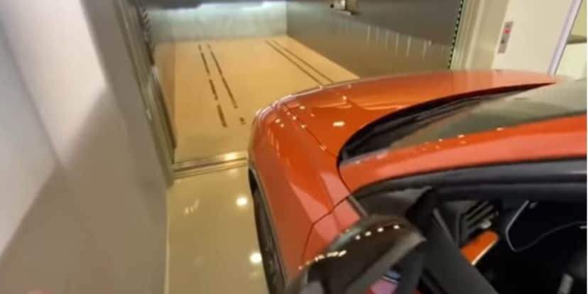 Elevador para carros, onde fica estacionado na frente da sala (Reprodução: Youtube) Elevador para carros, onde fica estacionado na frente da sala (Reprodução: Youtube)