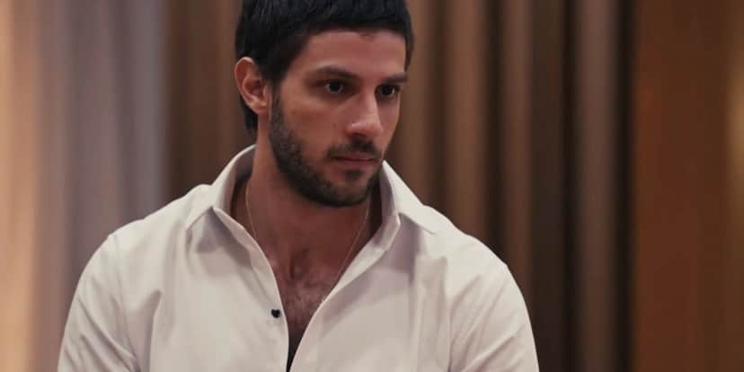 Ari em cena da novela Travessia usando camisa branca Ari em cena da novela Travessia usando camisa branca