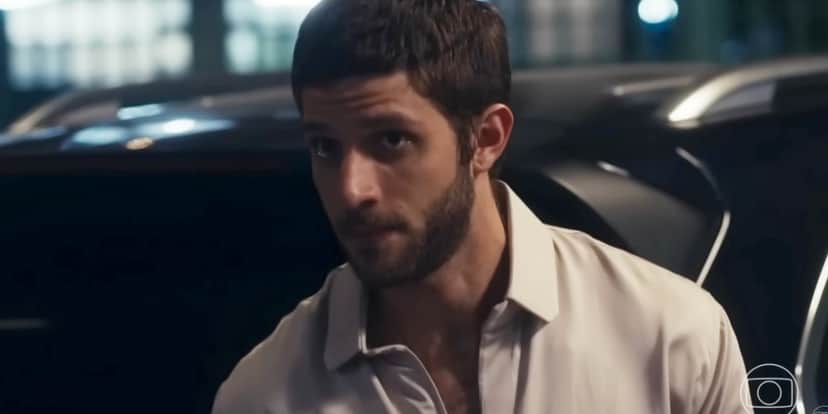 Ari usando camisa branca dentro da novela Travessia Ari usando camisa branca dentro da novela Travessia