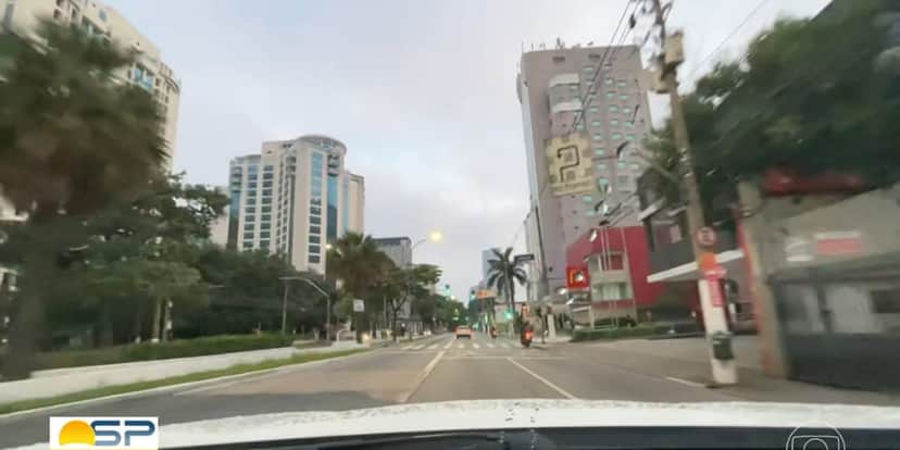 O jornalista confundiu a Avenida Ibirapuera com a Avenida Berrini e esperou a ajuda da produção (Reprodução: Bom Dia SP/ Globo) O jornalista confundiu a Avenida Ibirapuera com a Avenida Berrini e esperou a ajuda da produção (Reprodução: Bom Dia SP/ Globo)