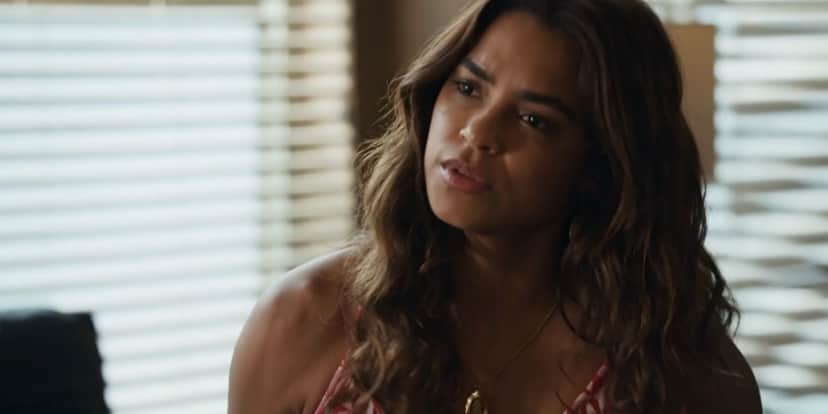 Brisa sentada em cena da novela Travessia Brisa sentada em cena da novela Travessia