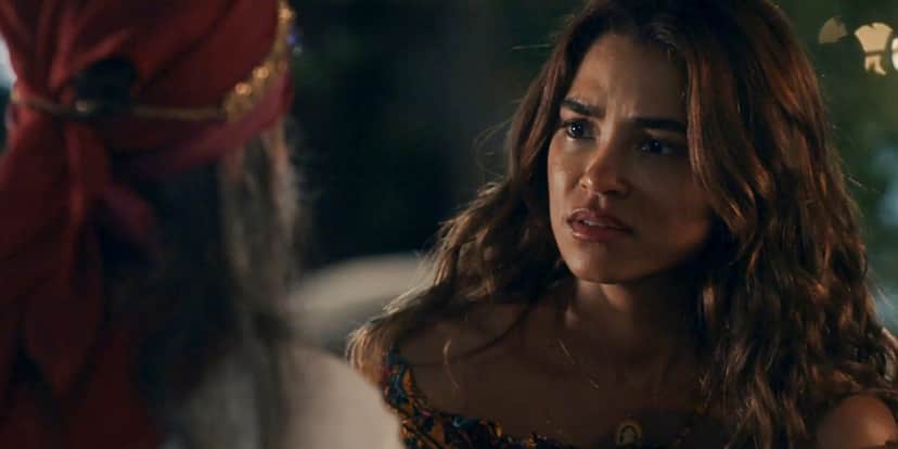 Brisa encontra com cigana de noite em cena da novela Travessia Brisa encontra com cigana de noite em cena da novela Travessia