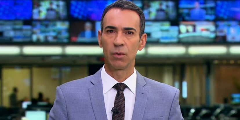 César Tralli na bancada do "Jornal Hoje" (Foto: Reprodução/TV Globo) César Tralli na bancada do "Jornal Hoje" (Foto: Reprodução/TV Globo)