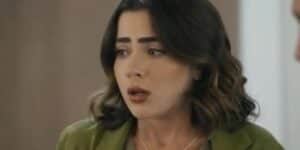 Chiara usando roupa verde em cena da novela Travessia Chiara usando roupa verde em cena da novela Travessia