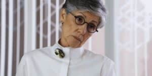 Cidália com expressão de desconfiada em cena da novela Travessia Cidália com expressão de desconfiada em cena da novela Travessia
