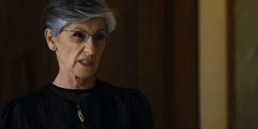 Cidália quer quebrar a cara de pau de Ari na novela Travessia Cidália quer quebrar a cara de pau de Ari na novela Travessia