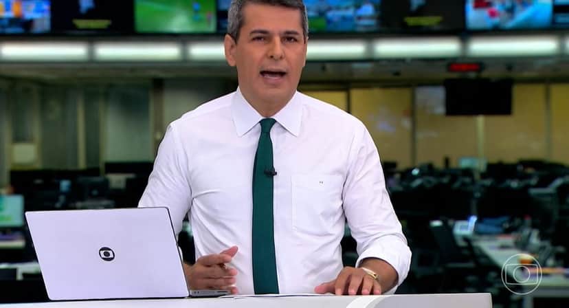 Fábio William entrou às pressas no É de Casa com notícia de morte (Foto: Reprodução) Fábio William entrou às pressas no É de Casa com notícia de morte (Foto: Reprodução)