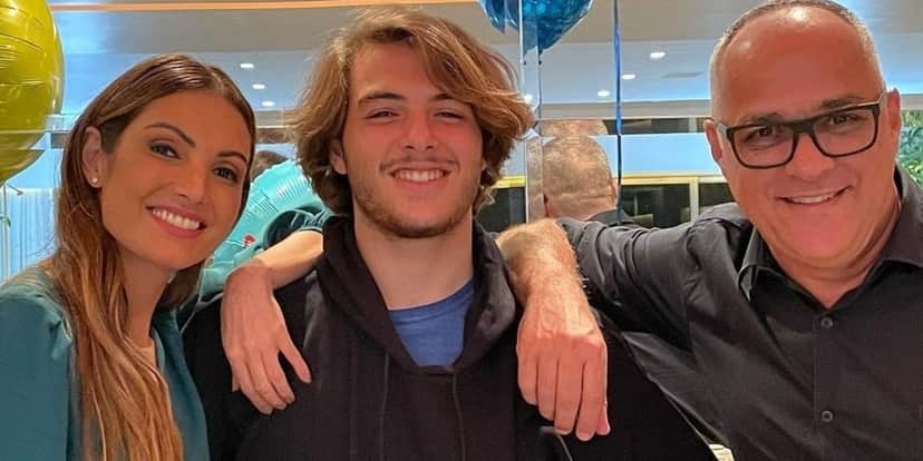 Felipe é filho da apresentadora com seu ex-marido, Amauri Soares (Foto Reprodução/Internet) Felipe é filho da apresentadora com seu ex-marido, Amauri Soares (Foto Reprodução/Internet)