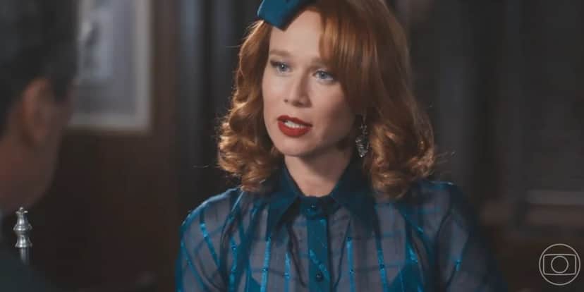 Gilda em cena da novela Amor Perfeito usando blusa verde, batom vermelho, boina verde e cabelo curto ruivo Gilda em cena da novela Amor Perfeito usando blusa verde, batom vermelho, boina verde e cabelo curto ruivo