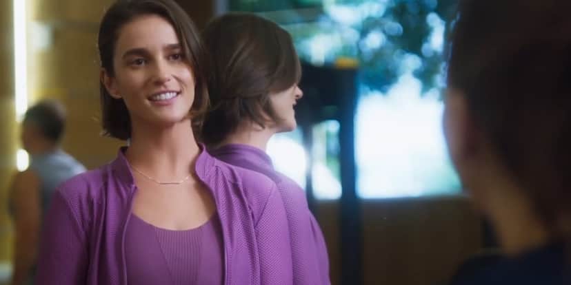 Helena usa roupa esportiva na cor lilás e está sorridente na novela Vai na Fé Helena usa roupa esportiva na cor lilás e está sorridente na novela Vai na Fé