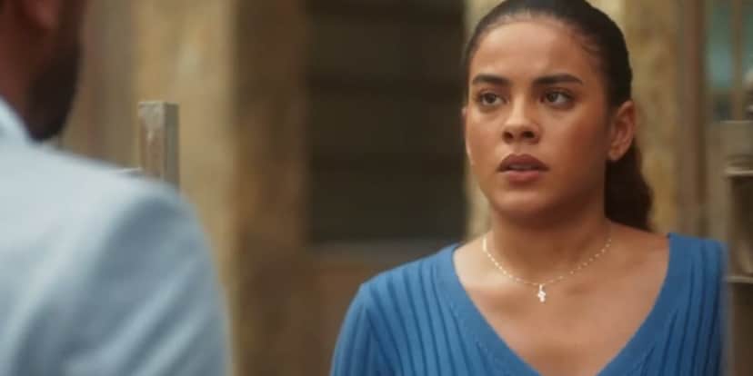 Jenifer na porta de sua casa usando blusa azul clara Jenifer na porta de sua casa usando blusa azul clara