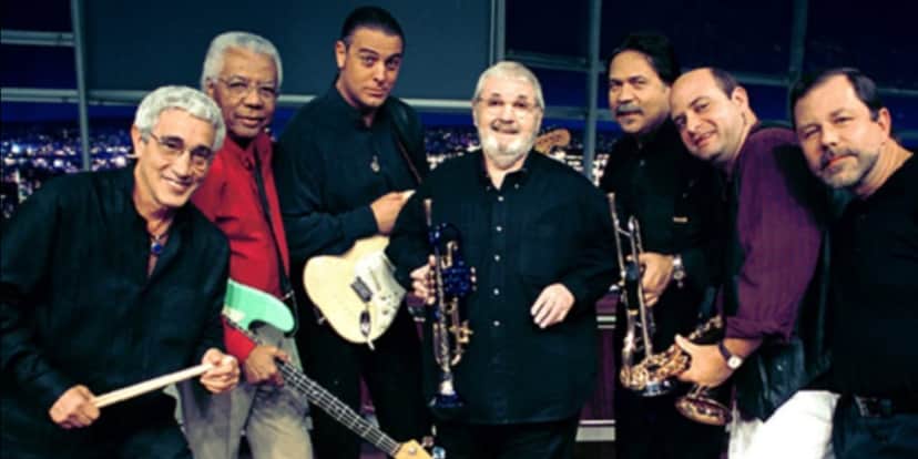 O apresentador junto com a banda, que lhe acompanhou até o fim do programa (Reprodução: Globo) O apresentador junto com a banda, que lhe acompanhou até o fim do programa (Reprodução: Globo)
