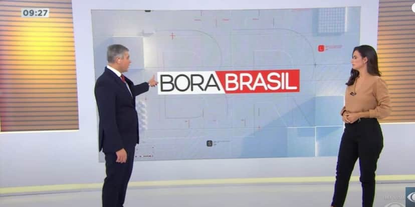 Joel Datena apontando para o telão, já chamando os números com a desigualdade de gênero (Reprodução: Bora Brasil/ Band)