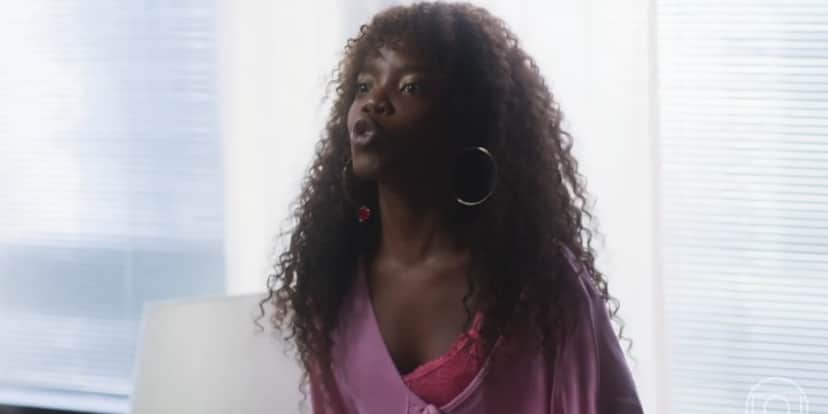 Kate em cena da novela Vai na Fé usando robe rosa Kate em cena da novela Vai na Fé usando robe rosa