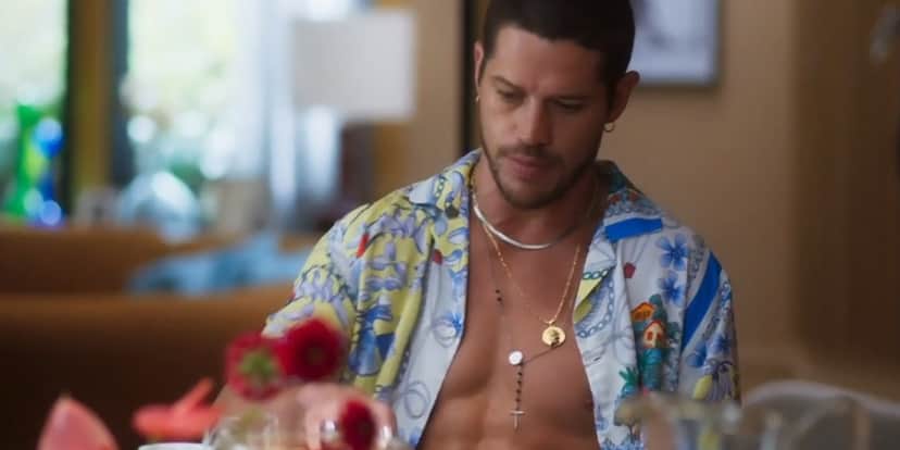 Em cena de Vai na Fé Lui está sentado com camisa azul e branca aberta Em cena de Vai na Fé Lui está sentado com camisa azul e branca aberta