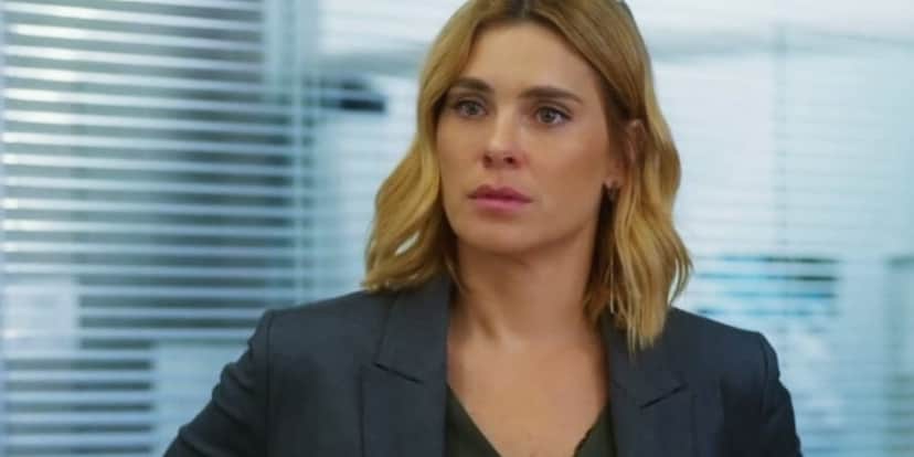 Lumiar, mulher branca e loira, fica confusa em cena de Vai na Fé Lumiar, mulher branca e loira, fica confusa em cena de Vai na Fé