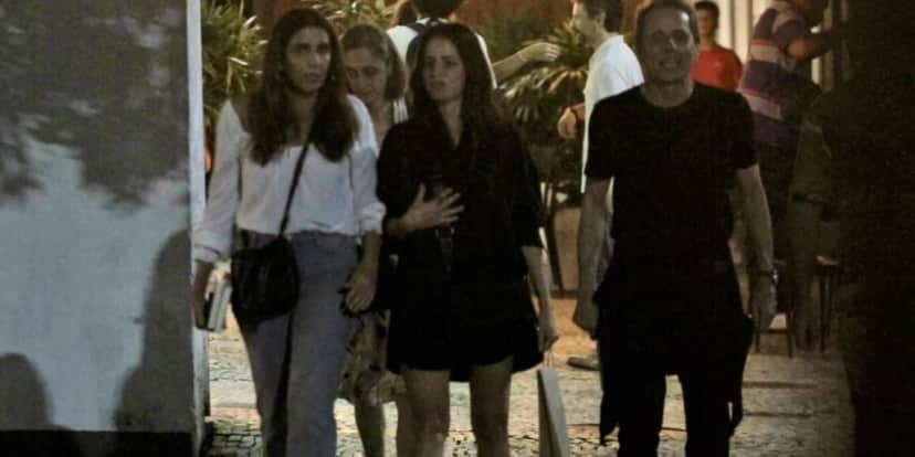 A atriz teve um flagra raro ao lado de Tony Bellotto (Foto: Extra) A atriz teve um flagra raro ao lado de Tony Bellotto (Foto: Extra)