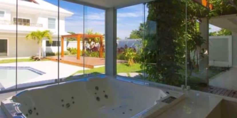 Sauna, com uma fachada de vidro e uma linda vista da área de lazer (Reprodução: Youtube) Sauna, com uma fachada de vidro e uma linda vista da área de lazer (Reprodução: Youtube)