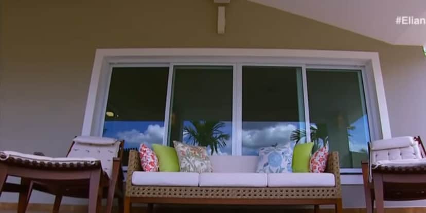 Espaço ao ar livre para descansar e apreciar a bela vista da mansão (Reprodução: SBT) Espaço ao ar livre para descansar e apreciar a bela vista da mansão (Reprodução: SBT)
