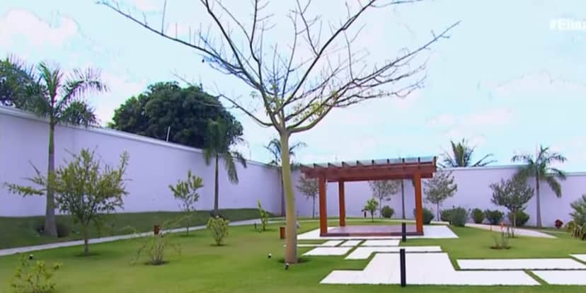 Enorme área da lazer, com muito verde e espaço para suas filhas brincarem (Reprodução: SBT) Enorme área da lazer, com muito verde e espaço para suas filhas brincarem (Reprodução: SBT)