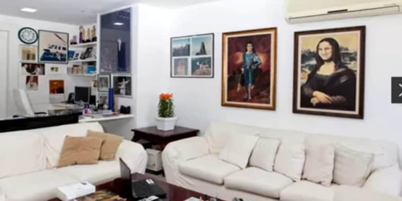 A sala de estar recheada de quadros de artes e sofás confortáveis (Reprodução: Youtube) A sala de estar recheada de quadros de artes e sofás confortáveis (Reprodução: Youtube)