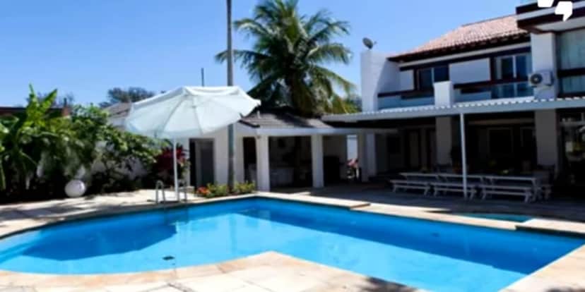 Piscina absurda de Didi, com muita área de lazer (Reprodução: Youtube) Piscina absurda de Didi, com muita área de lazer (Reprodução: Youtube)