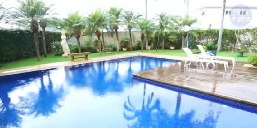 Piscina absurda, com muita área de lazer e bastante espaço para os amigos e familiares (Reprodução: Youtube) Piscina absurda, com muita área de lazer e bastante espaço para os amigos e familiares (Reprodução: Youtube)
