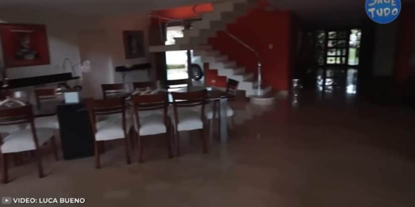A decoração da residência é bastante colorida e com muito espaço (Reprodução: Youtube) A decoração da residência é bastante colorida e com muito espaço (Reprodução: Youtube)