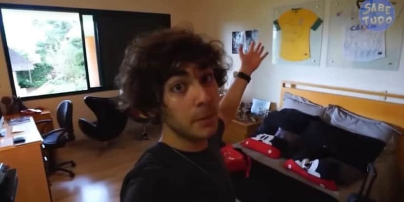 Luca, filho do narrador, mostrando seu quarto, com muito espaço (Reprodução: Youtube) Luca, filho do narrador, mostrando seu quarto, com muito espaço (Reprodução: Youtube)