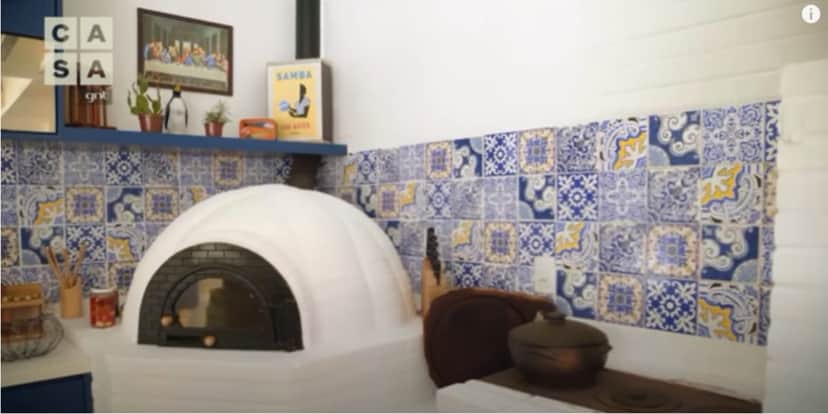 O forno à lenha, no canto da parede na bela cozinha de Diogo Nogueira (Reprodução: Youtube) O forno à lenha, no canto da parede na bela cozinha de Diogo Nogueira (Reprodução: Youtube)