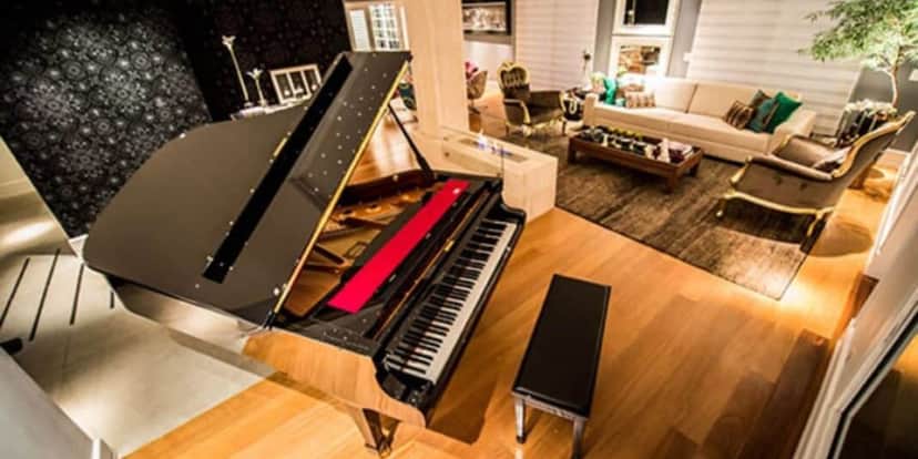 Piano junto na sala com diversos sofás (Reprodução: Youtube) Piano junto na sala com diversos sofás (Reprodução: Youtube)