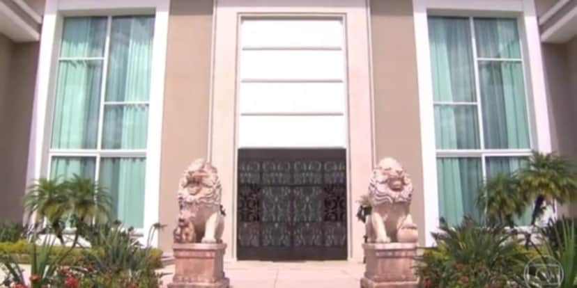 Porta de entrada da mansão de Luciano Camargo parece de palácio (Reprodução: Youtube) Porta de entrada da mansão de Luciano Camargo parece de palácio (Reprodução: Youtube)