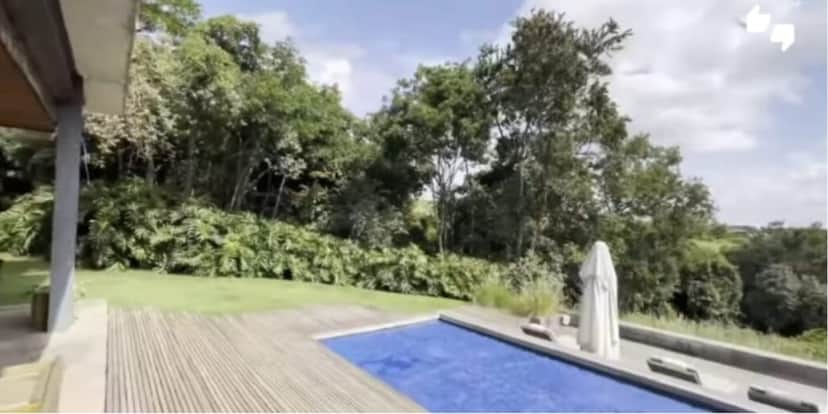 Piscina enorme com muita área de lazer e rodeada por verde (Reprodução: Youtube) Piscina enorme com muita área de lazer e rodeada por verde (Reprodução: Youtube)