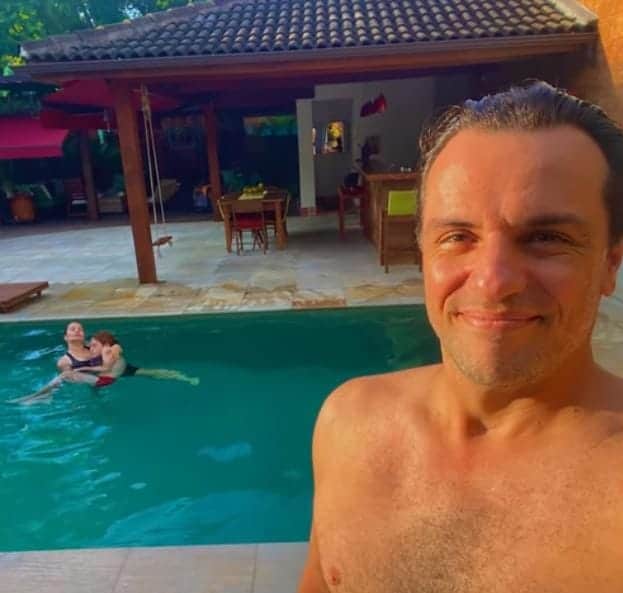 Piscina enorme do qual o ator brinca com a esposa e o filho (Reprodução: Youtube) Piscina enorme do qual o ator brinca com a esposa e o filho (Reprodução: Youtube)