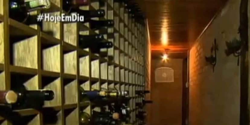 Adega particular do cantor repleto de bebidas caras e vinhos importados (Foto Reprodução/Internet) Adega particular do cantor repleto de bebidas caras e vinhos importados (Foto Reprodução/Internet)