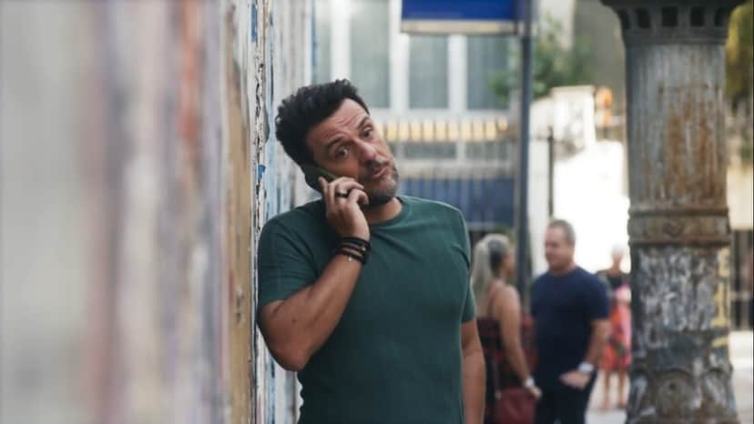 Moretti segura celular na novela Travessia Moretti segura celular na novela Travessia
